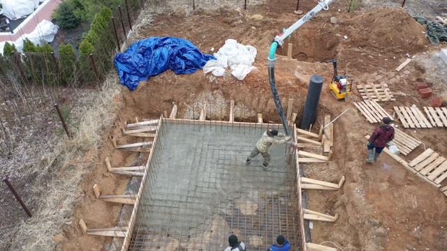 Заливка основания бассейна в КП «Новорижский»