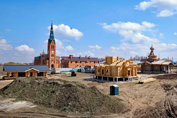группа рубленых строений из лиственницы по проекту Саратов